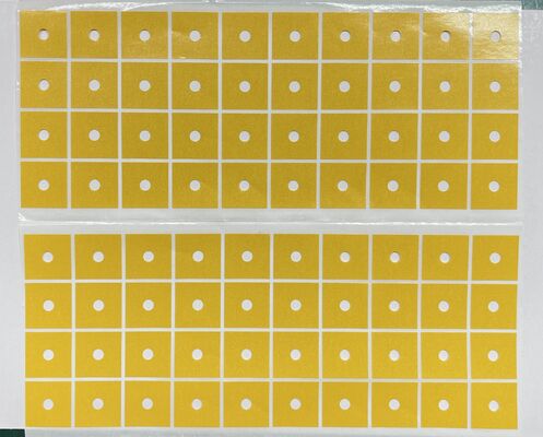 Nastro a doppio lato in PET quadrato a taglio stampato con fori di posizionamento al centro, adesivo acrilico ad alto tassello, rivestimento giallo per l'assemblaggio industriale e il montaggio automatico
