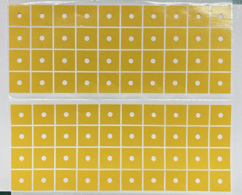 Nastro a doppio lato in PET quadrato a taglio stampato con fori di posizionamento al centro, adesivo acrilico ad alto tassello, rivestimento giallo per l'assemblaggio industriale e il montaggio automatico